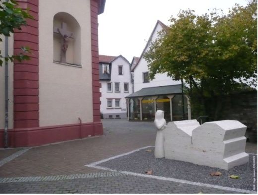 Déc. 2007 la première pose du monument avec le bloc central et une figure. Crédits photo : Inge Laeuen le bloc central et la première figure